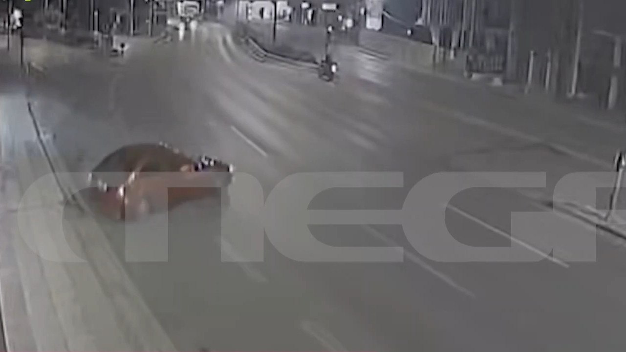 Τροχαίο στην Κηφισίας: Οδηγός καρφώνεται σε βιτρίνα των ΕΛΤΑ υπό την επήρεια αλκοόλ