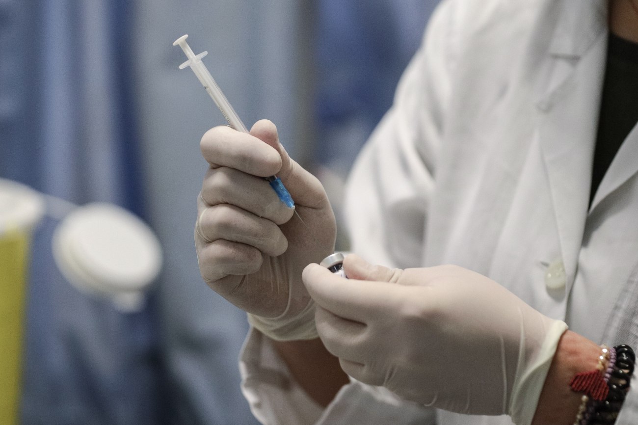 Covid: ΕΟΔΥ καλεί τις ευάλωτες ομάδες σε άμεσο εμβολιασμό εν μέσω αυξημένου κινδύνου