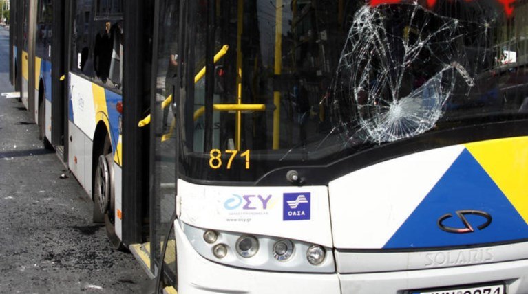 Ταυτοποιήθηκαν έξι νεαροί δράστες επίθεσης σε αστικό λεωφορείο στο Κορωπί