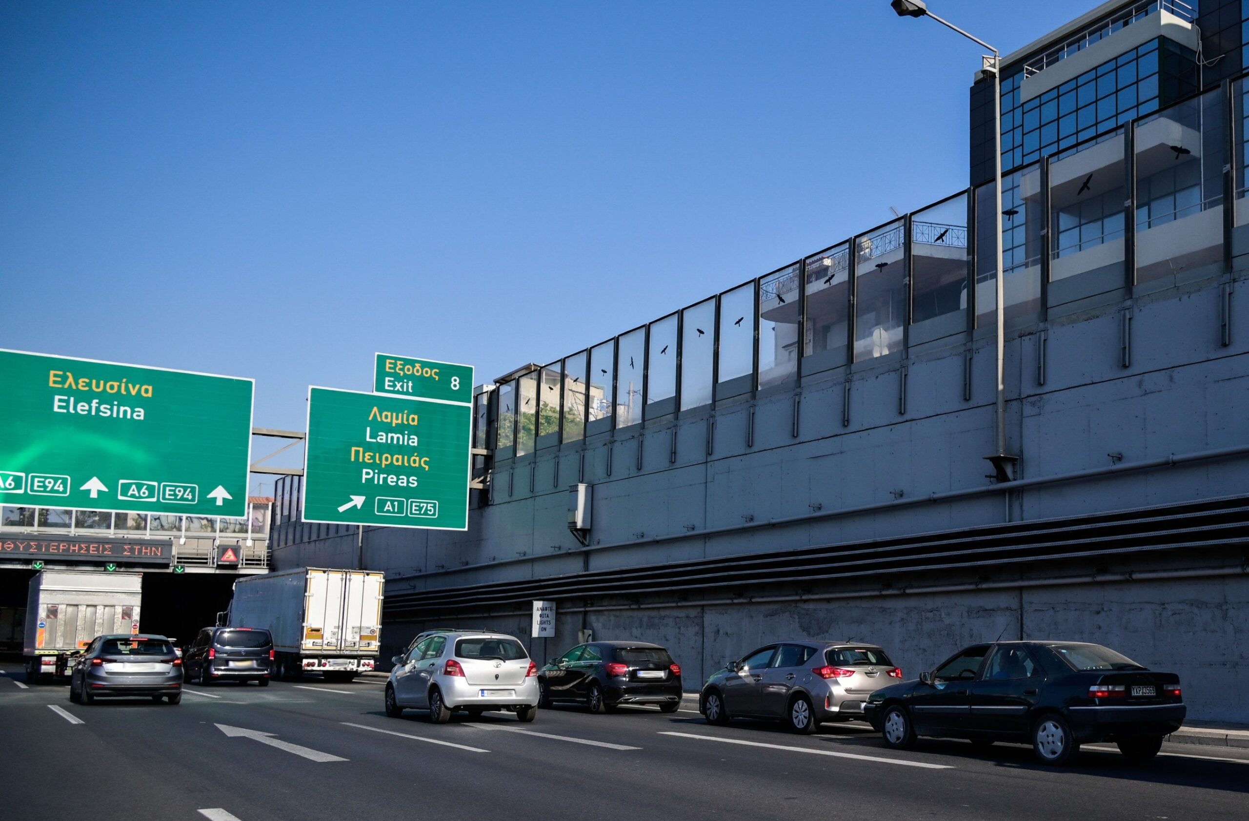 Συνελήφθη οδηγός φορτηγού στην Αττική Οδό για οδήγηση χωρίς δίπλωμα και επικίνδυνη κατάσταση του οχήματος