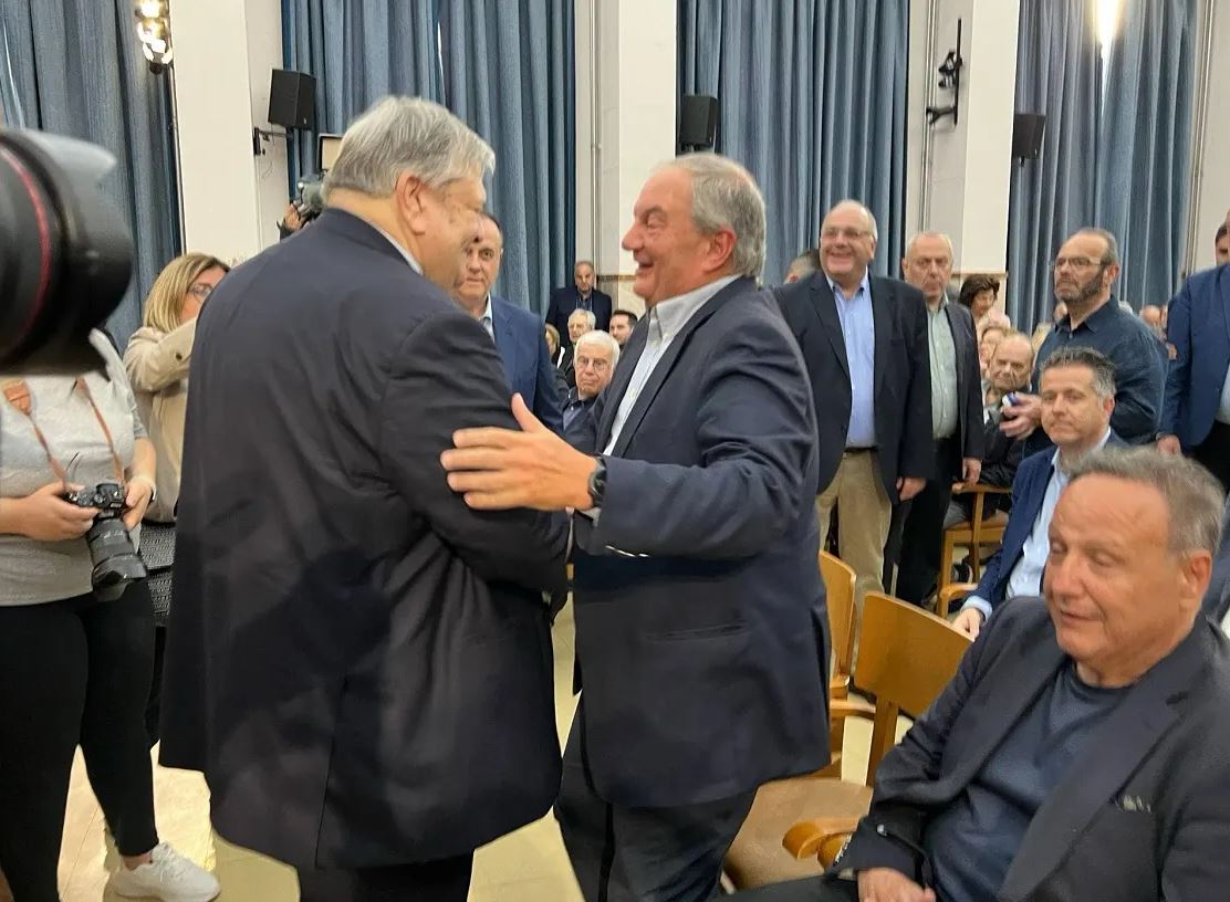 Στην κριτική Καραμανλή και Βενιζέλου: Το Μαξίμου και η αναζήτηση γραμμής άμυνας