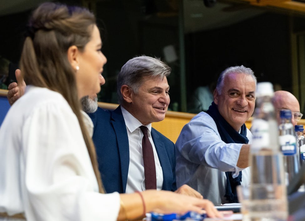Ο Νίκος Φαραντούρης στις Βρυξέλλες προετοιμάζει την κυβέρνηση ειδικού σκοπού με τη βοήθεια της τεχνητής νοημοσύνης