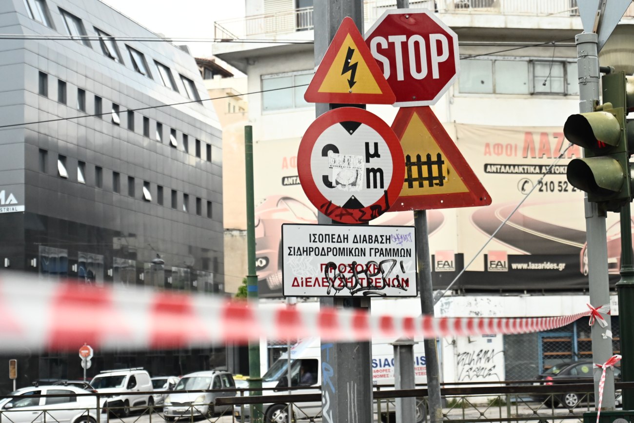 Πάτρα: Στοχοποιημένη η οδική ασφάλεια από σταθμευμένο όχημα δίπλα σε γραμμές τρένου