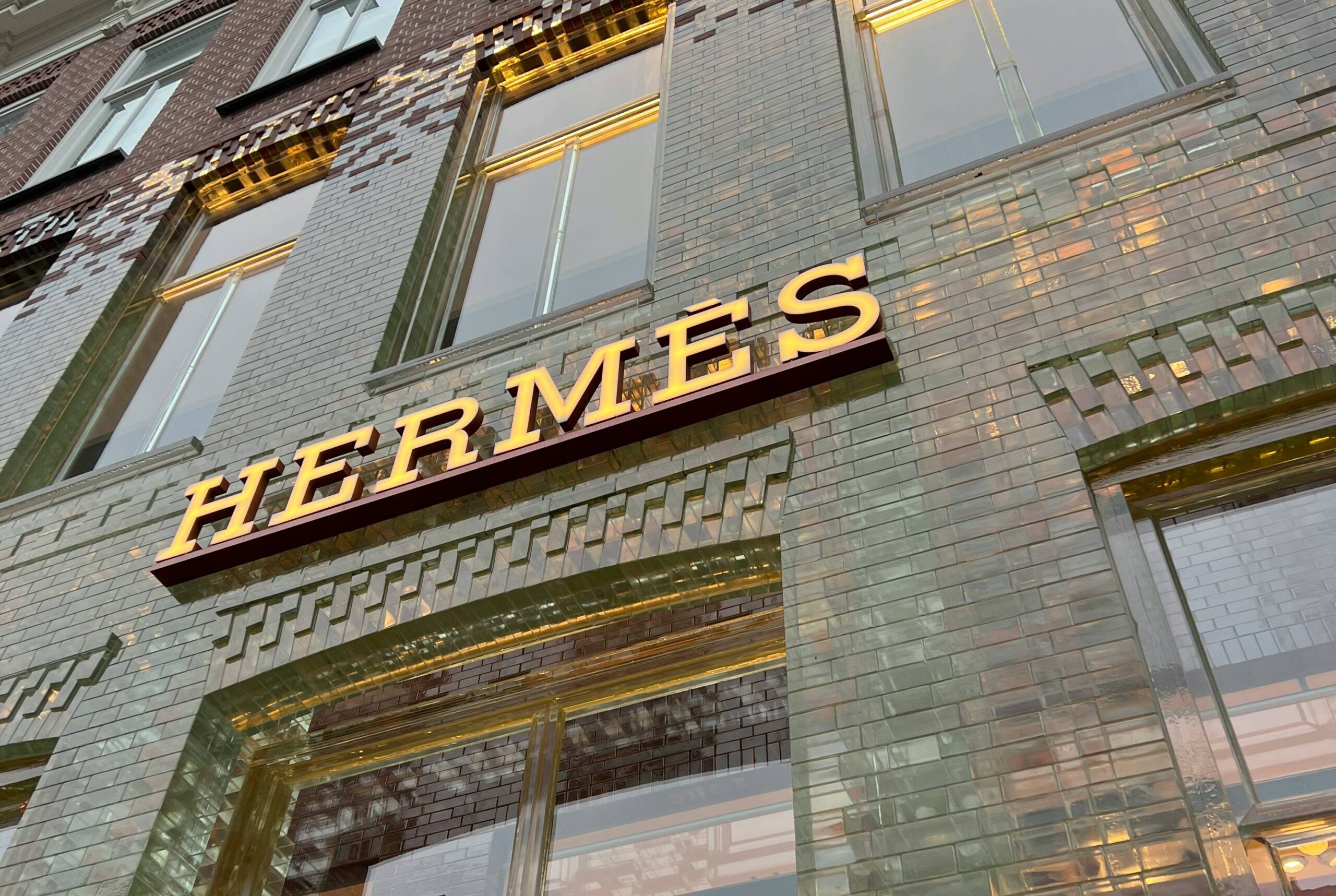 Κληρονόμος της Hermès ανακαλύπτει ότι έμεινε σχεδόν άπορος λόγω απάτης
