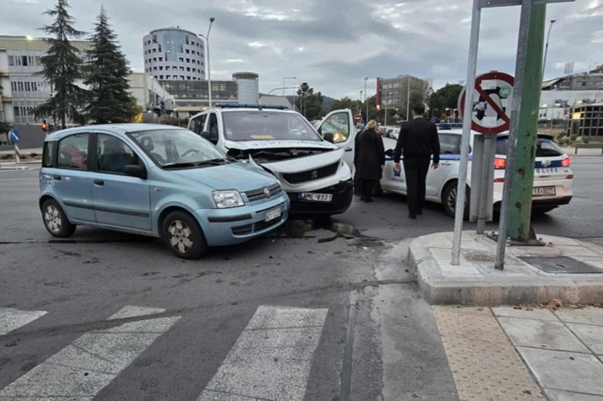 Θεσσαλονίκη: Σύγκρουση ιδιωτικού ασθενοφόρου με ΙΧ στην Εγνατία