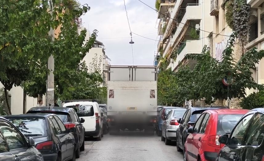 Εξάρχεια: Φορτηγό έχει φρακάρει στην Καλλιδρομίου, προκαλώντας ζημιές σε εννέα οχήματα