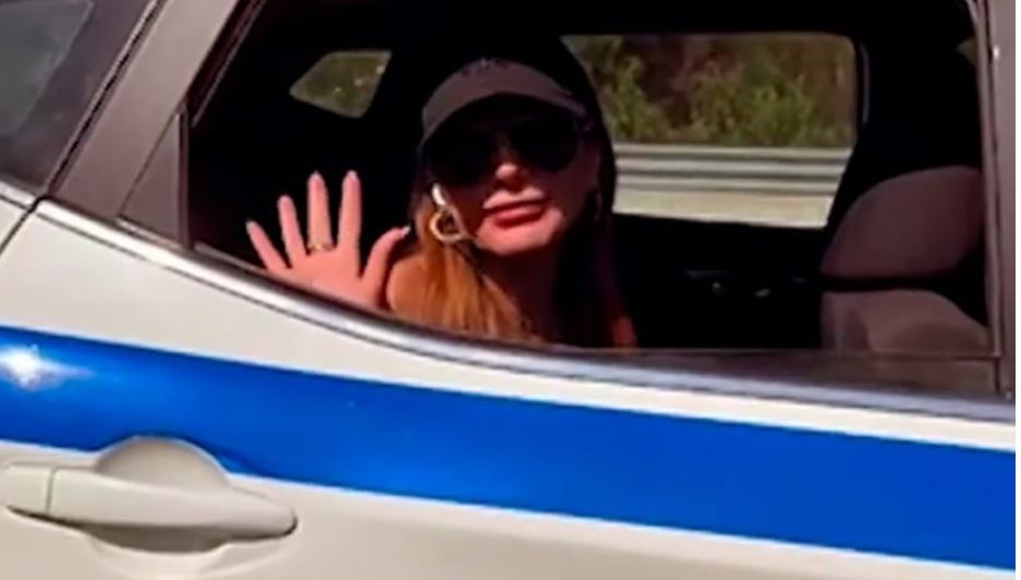 Δέσποινα Βανδή: Με περιπολικό στον προορισμό της μετά από βλάβη στο αυτοκίνητό της