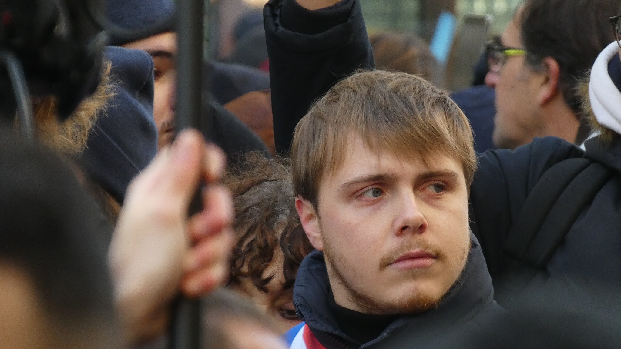 Γαλλία: Αριστερός βουλευτής αφαιρεί το ρολόι του πριν καταγγείλει τους υπερπλούσιους – Υποκρισία ή στρατηγική επικοινωνίας;