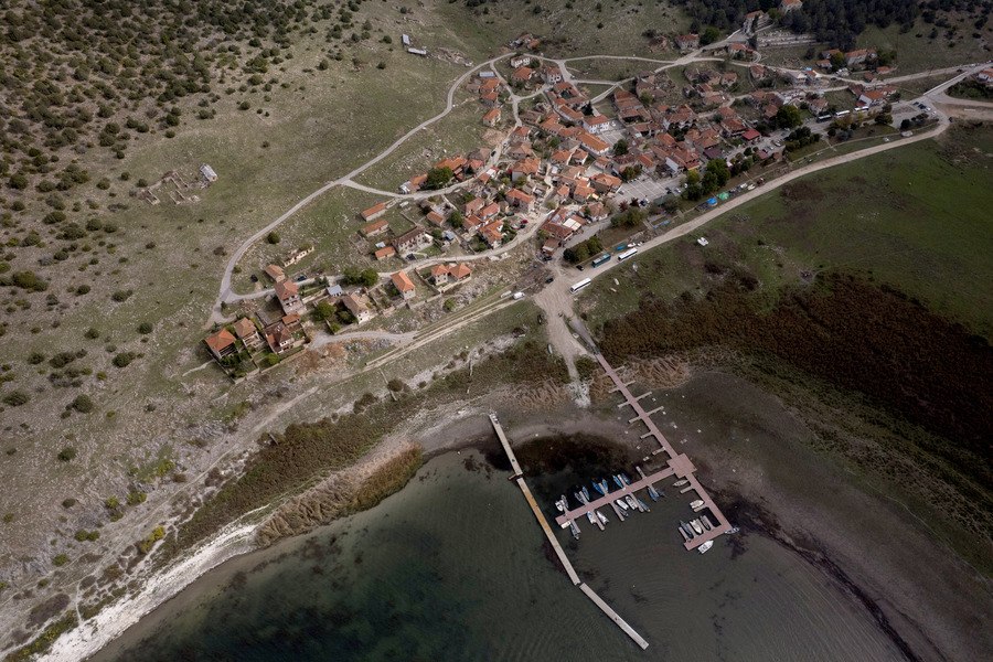 Κίνδυνος για τη μικρή Πρέσπα από την κλιματική αλλαγή: Εικόνες από drone αποκαλύπτουν δραματική πτώση της στάθμης του νερού