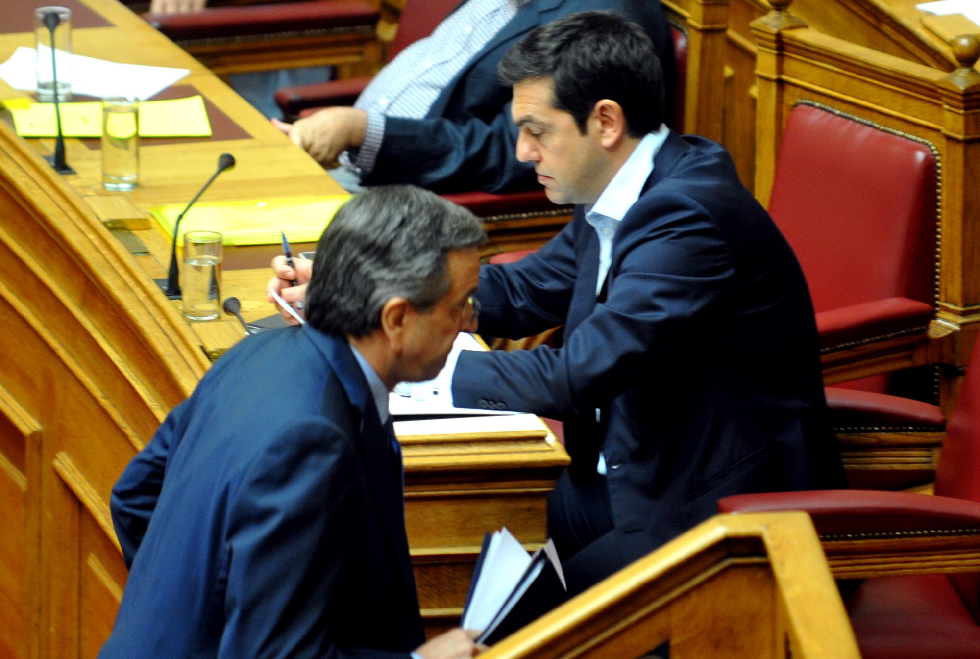 Δημοσκόπηση: Αλέξης Τσίπρας και Αντώνης Σαμαράς στο επίκεντρο της πολιτικής σκηνής