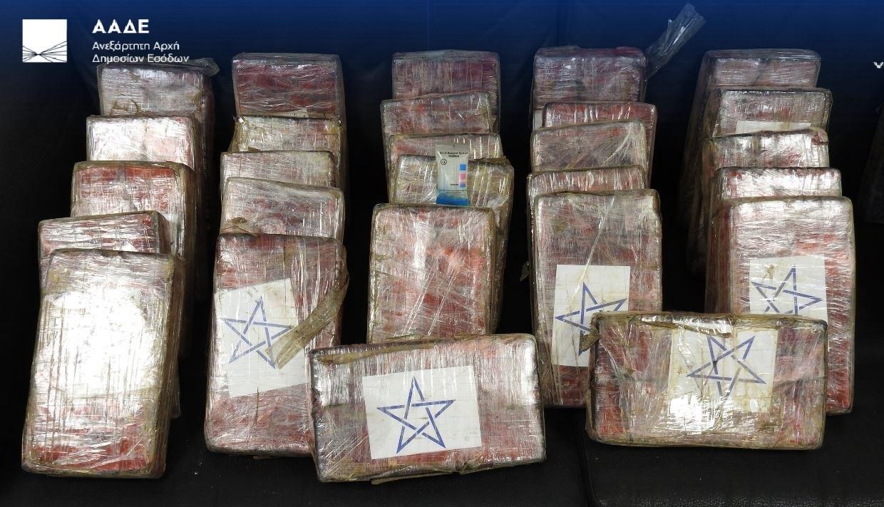 Εντοπισμός 39 κιλών κοκαΐνης σε εμπορευματοκιβώτιο με μπανάνες στον Πειραιά