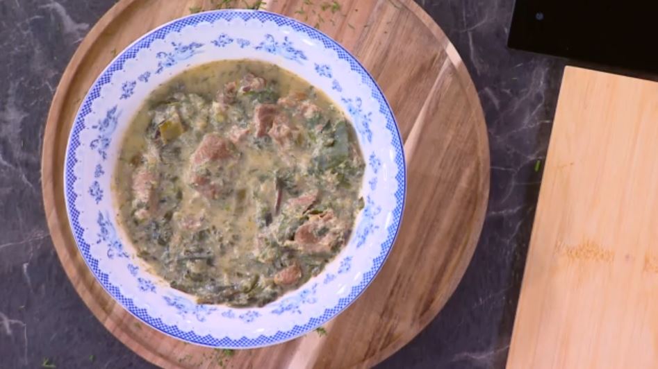 Συνταγή για μοσχάρι φρικασέ με σπανάκι και μυρωδικά