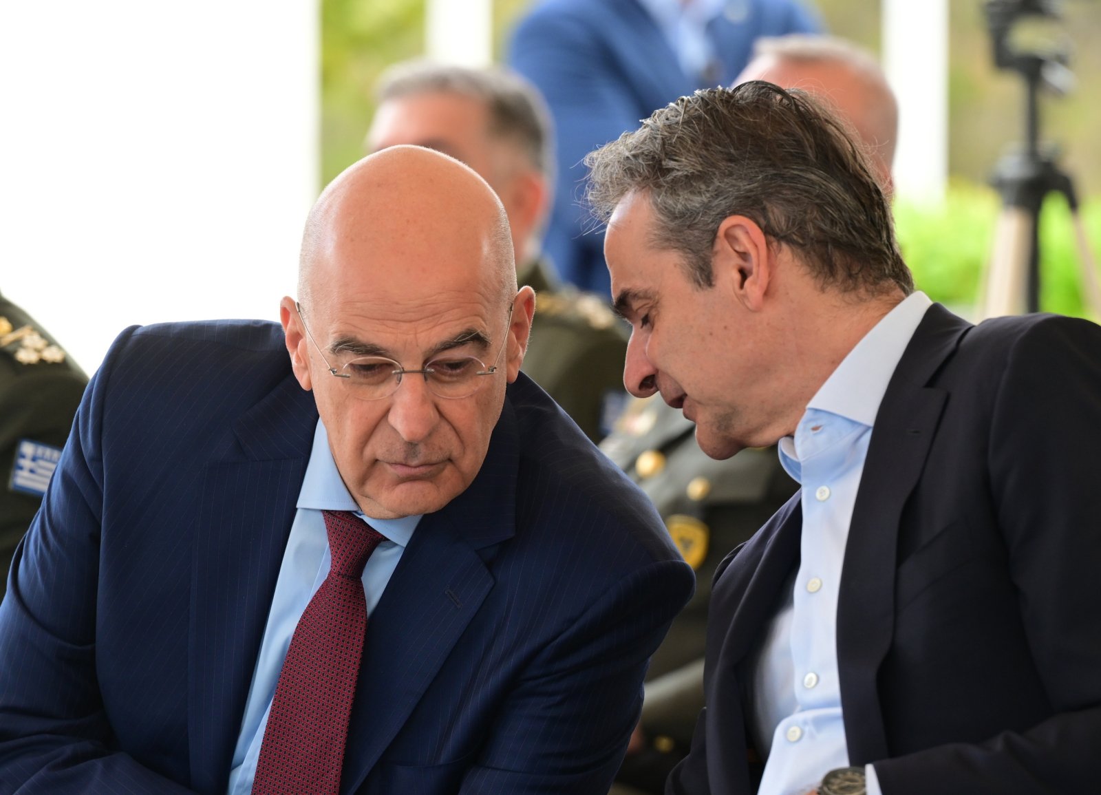 Ποιοι είναι οι πραγματικοί στόχοι πίσω από την καθαριότητα του μνημείου του Άγνωστου Στρατιώτη;