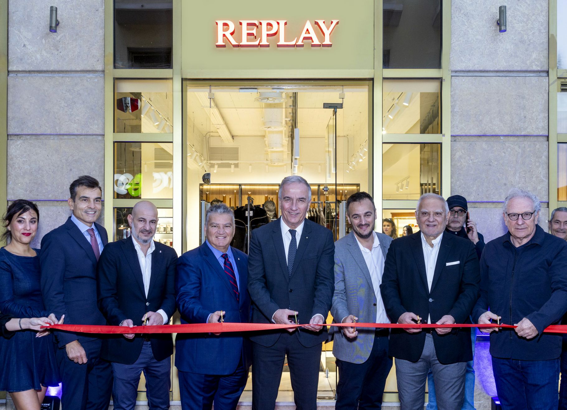 Η Brooks Brothers και η Replay άνοιξαν νέα καταστήματα στην πλατεία Αριστοτέλους