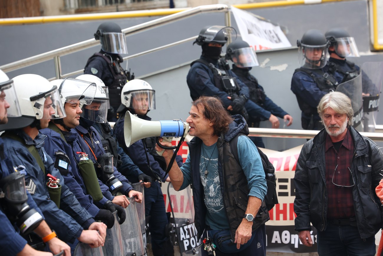 Καταγγελίες εκπαιδευτικών για χρήση χημικών και καταστολή στις διαμαρτυρίες κατά των συγχωνεύσεων – Ζήτησε άμεση διερεύνηση η Ζαχαράκη