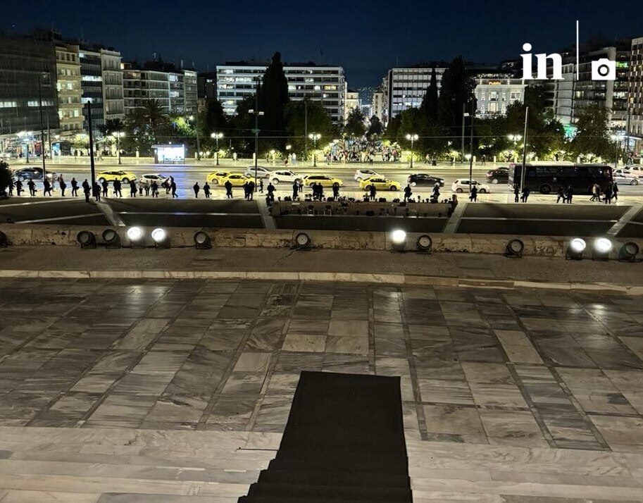 ΜΑΤ περικύκλωσαν το μνημείο του Αγνώστου Στρατιώτη εν μέσω διαδήλωσης από τα Προπύλαια