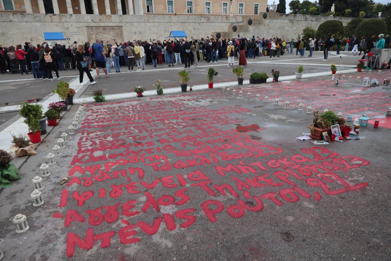 Αντιπαράθεση Δένδια – Δούκα για τον Άγνωστο Στρατιώτη: Ανάθεση καθαριότητας σε εργολάβο