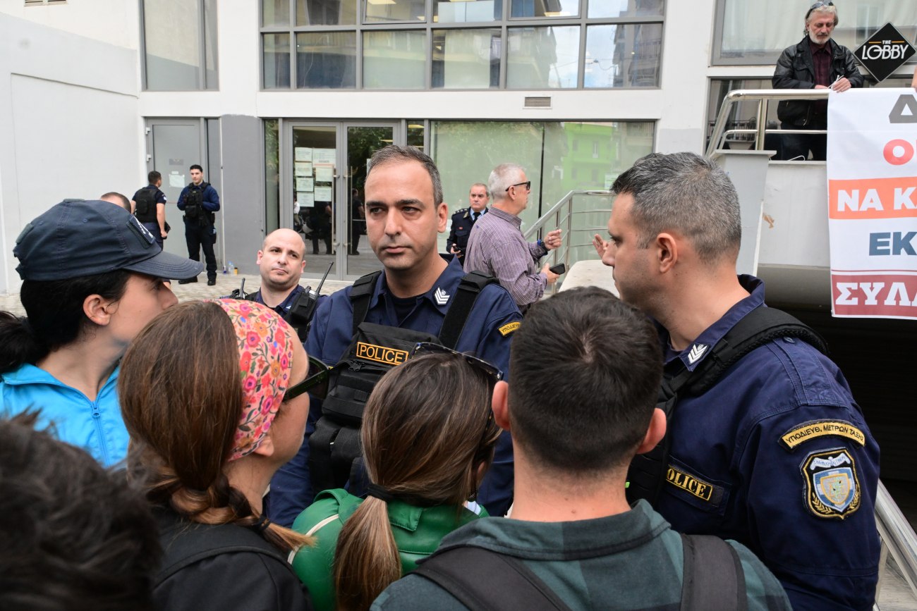 Σχολεία: Επανεμφάνιση πάνοπλων αστυνομικών μετά τη χρήση χημικών σε μαθητές
