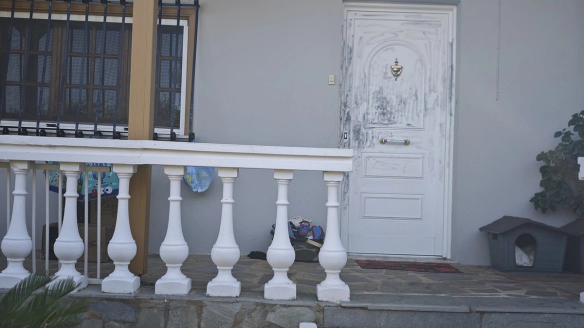Δίωξη για απόπειρα ανθρωποκτονίας σε 50χρονο στο Κορωπί που ξυλοκόπησε τη σύζυγό του και το παιδί του