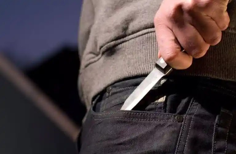 Πάτρα: Εκβιαστές ανηλίκων απειλούν 15χρονο με σουγιά και σιδερογροθιά για 50 ευρώ