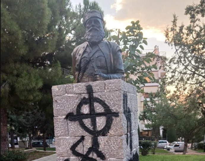 Πετρούπολη: Βεβήλωση του μνημείου του Άρη Βελουχιώτη με ναζιστικά σύμβολα
