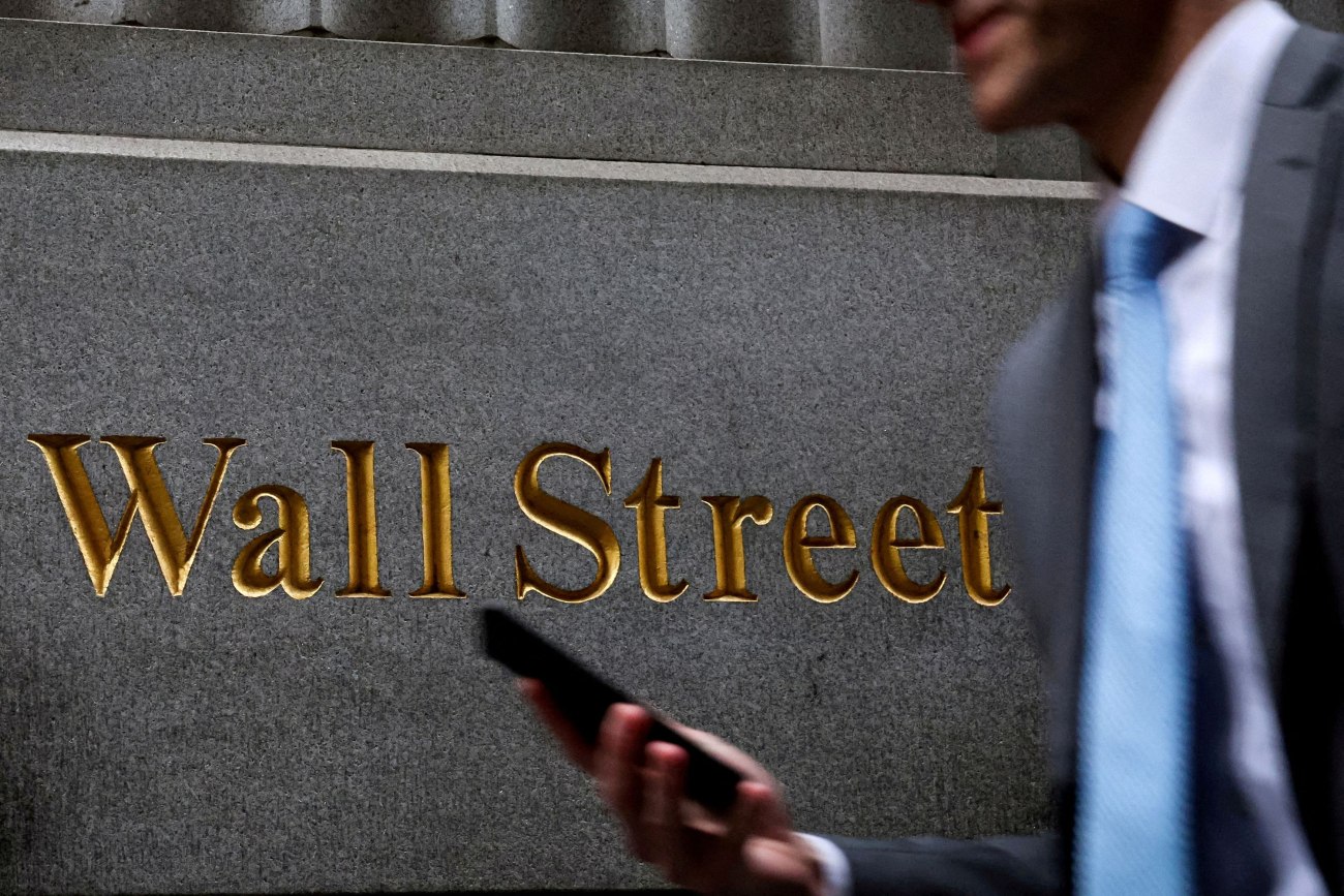 Εβδομάδα γεμάτη εξελίξεις για τη Wall Street: Αποτελέσματα Megacap, απόφαση της Fed και συνάντηση Τραμπ – Σι