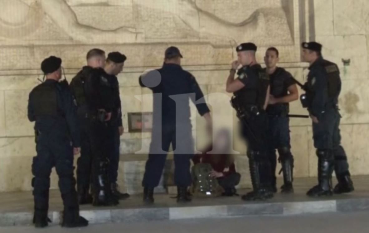Συνελήφθη γυναίκα που διαμαρτυρήθηκε στο Μνημείο του Άγνωστου Στρατιώτη