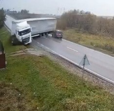 Σοκαριστικό τροχαίο στη Ρουμανία με δύο νεκρούς: Φορτηγό ανατράπηκε και παρέσυρε αυτοκίνητο