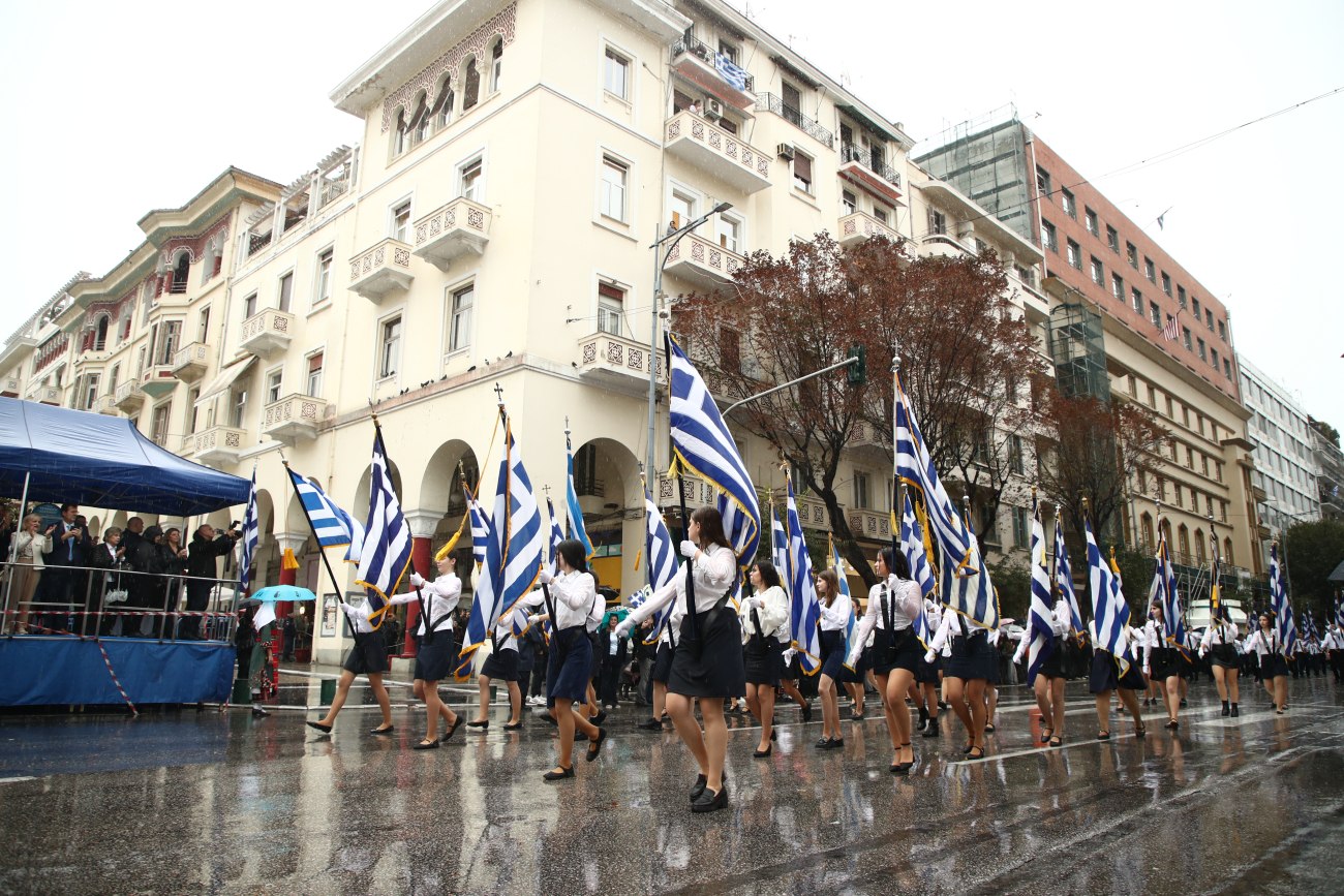 28η Οκτωβρίου: Μαθητική παρέλαση υπό βροχή στη Θεσσαλονίκη