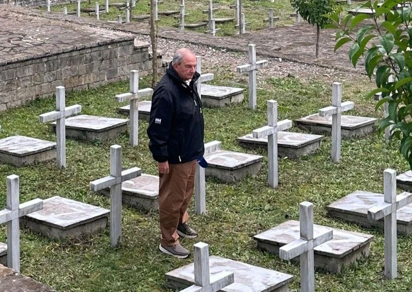 Φόρος τιμής από τον Κώστα Καραμανλή στα μνημεία των Ελλήνων του ελληνοϊταλικού πολέμου στη Βόρεια Ήπειρο