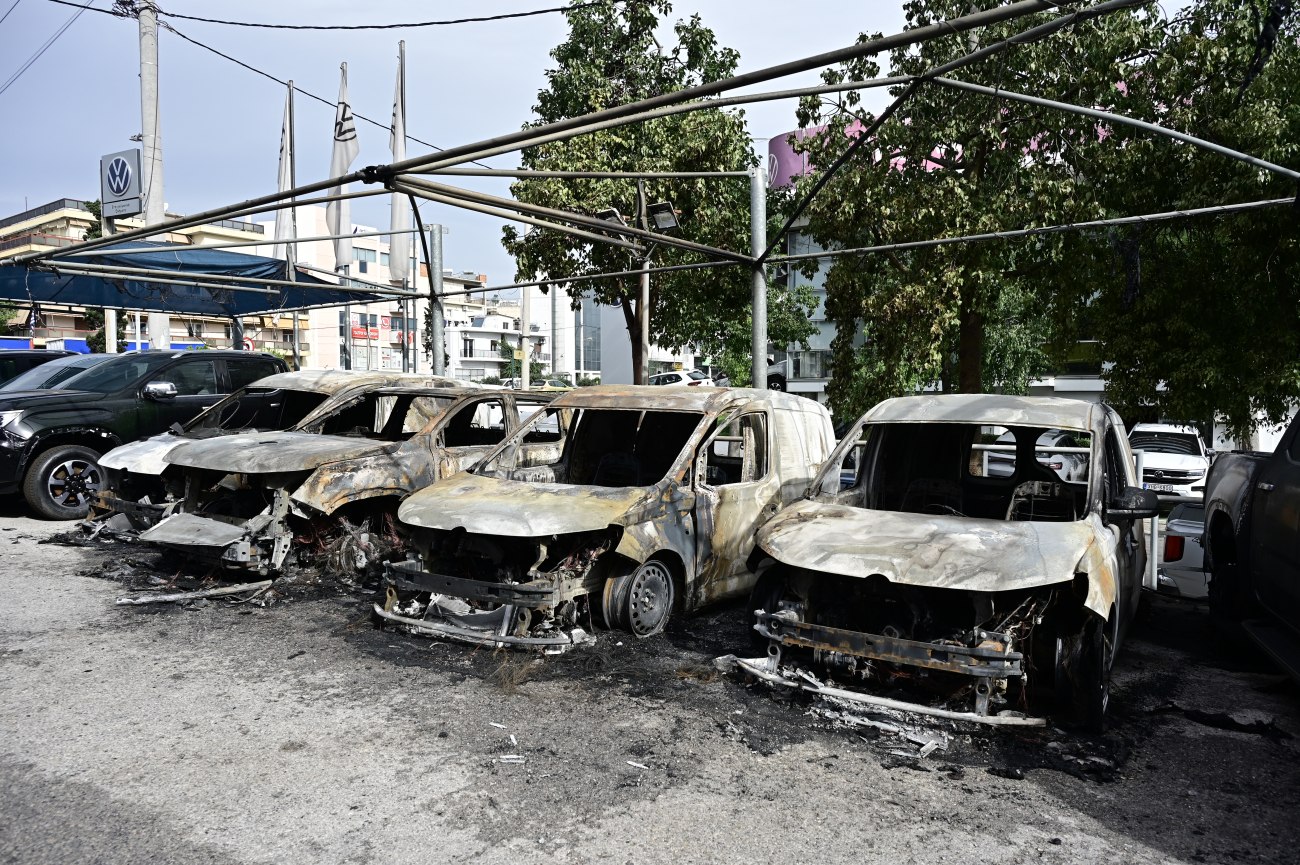 Ντοκουμέντο από τον εμπρησμό αυτοκινήτων στη Νέα Φιλαδέλφεια