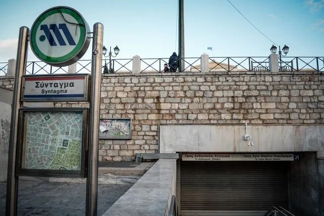 28η Οκτωβρίου: Κλειστός ο σταθμός του μετρό στο Σύνταγμα με εντολή της ΕΛ.ΑΣ. – Τροποποιήσεις στα δρομολόγια του τραμ