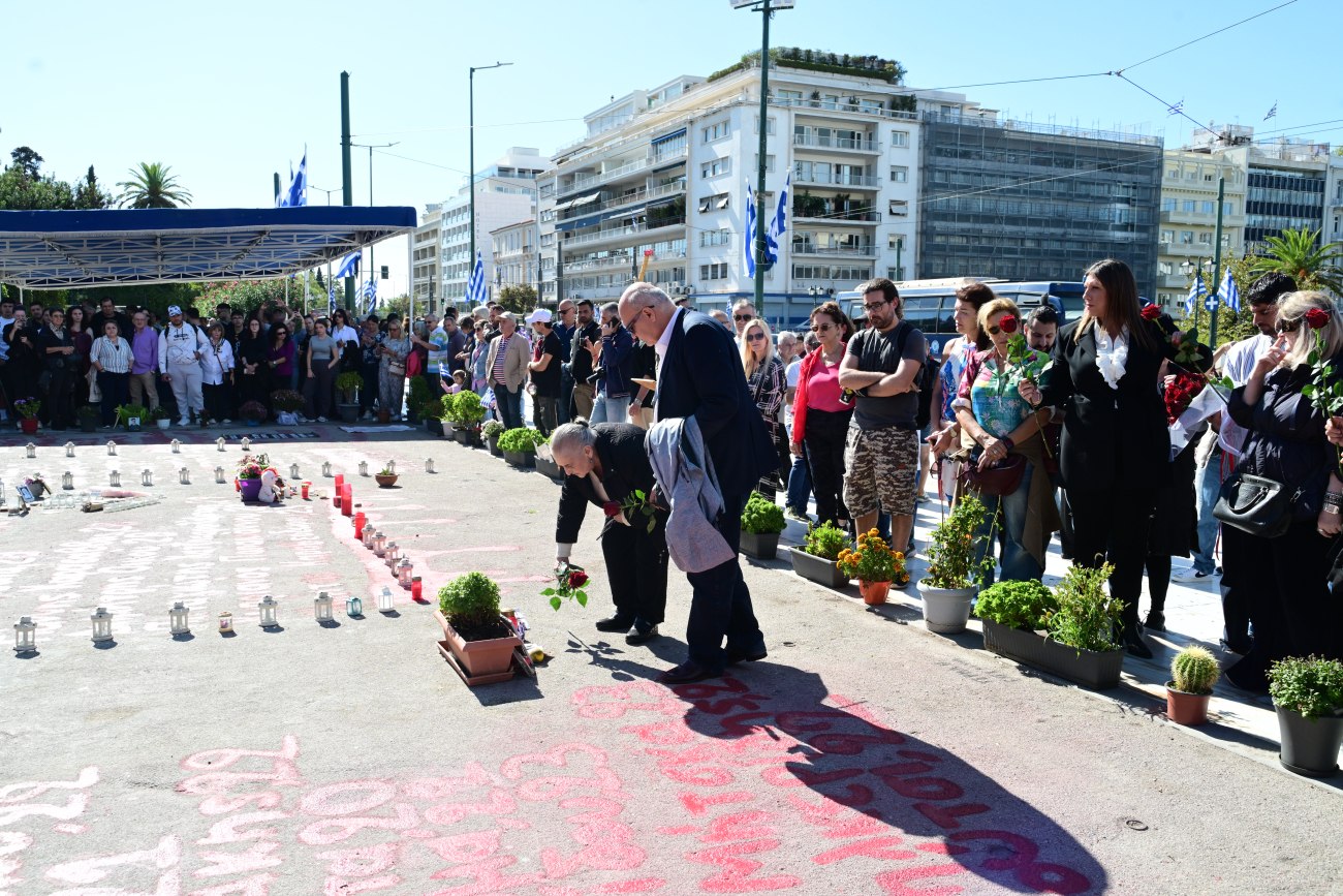 Σύνταγμα: Κατάθεση λουλουδιών στο μνημείο των θυμάτων της τραγωδίας των Τεμπών