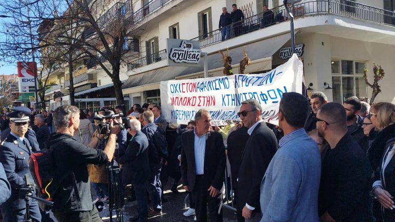 Γρεβενά: Αγρότες διαμαρτύρονται στην παρέλαση