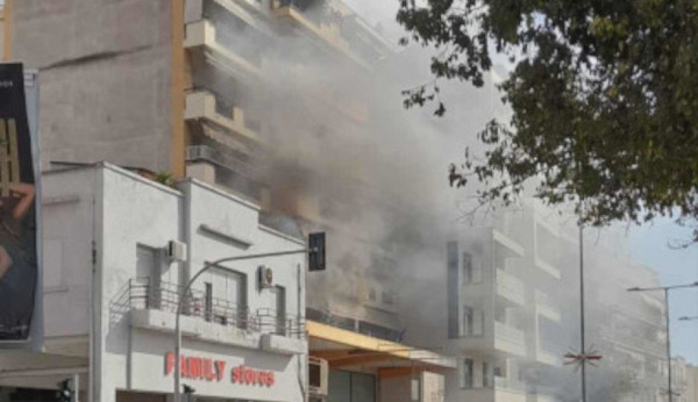 Θεσσαλονίκη: Γυναίκα βρέθηκε αναίσθητη σε πολυκατοικία κατά την κατάσβεση πυρκαγιάς