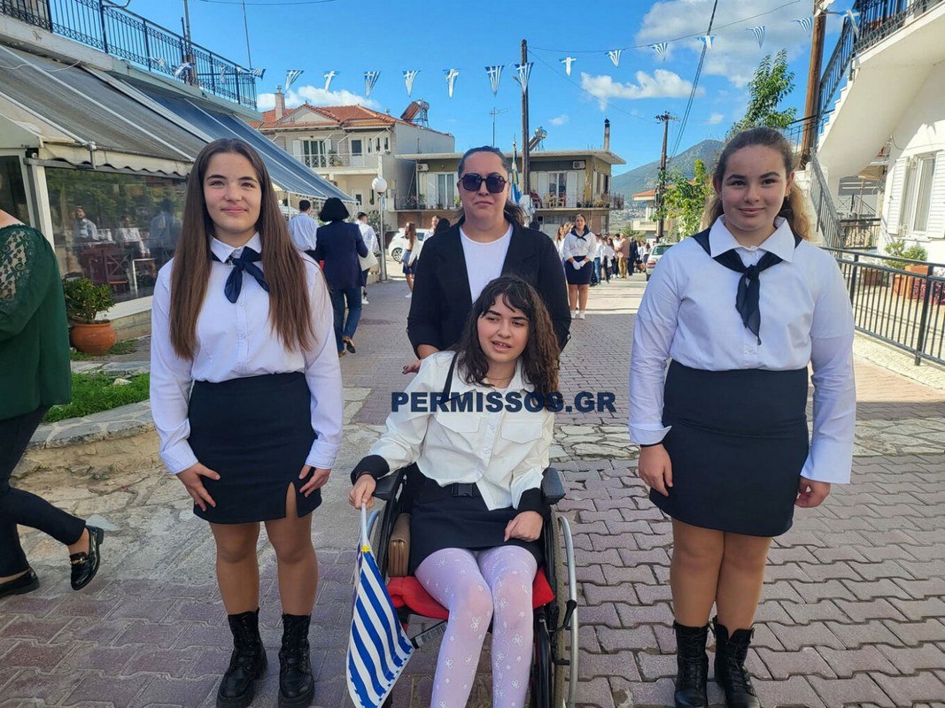 Στιγμές συγκίνησης στις Θεσπιές: Η Αλεξία συμμετέχει στην παρέλαση έξι χρόνια μετά τον τραυματισμό της από αδέσποτη σφαίρα