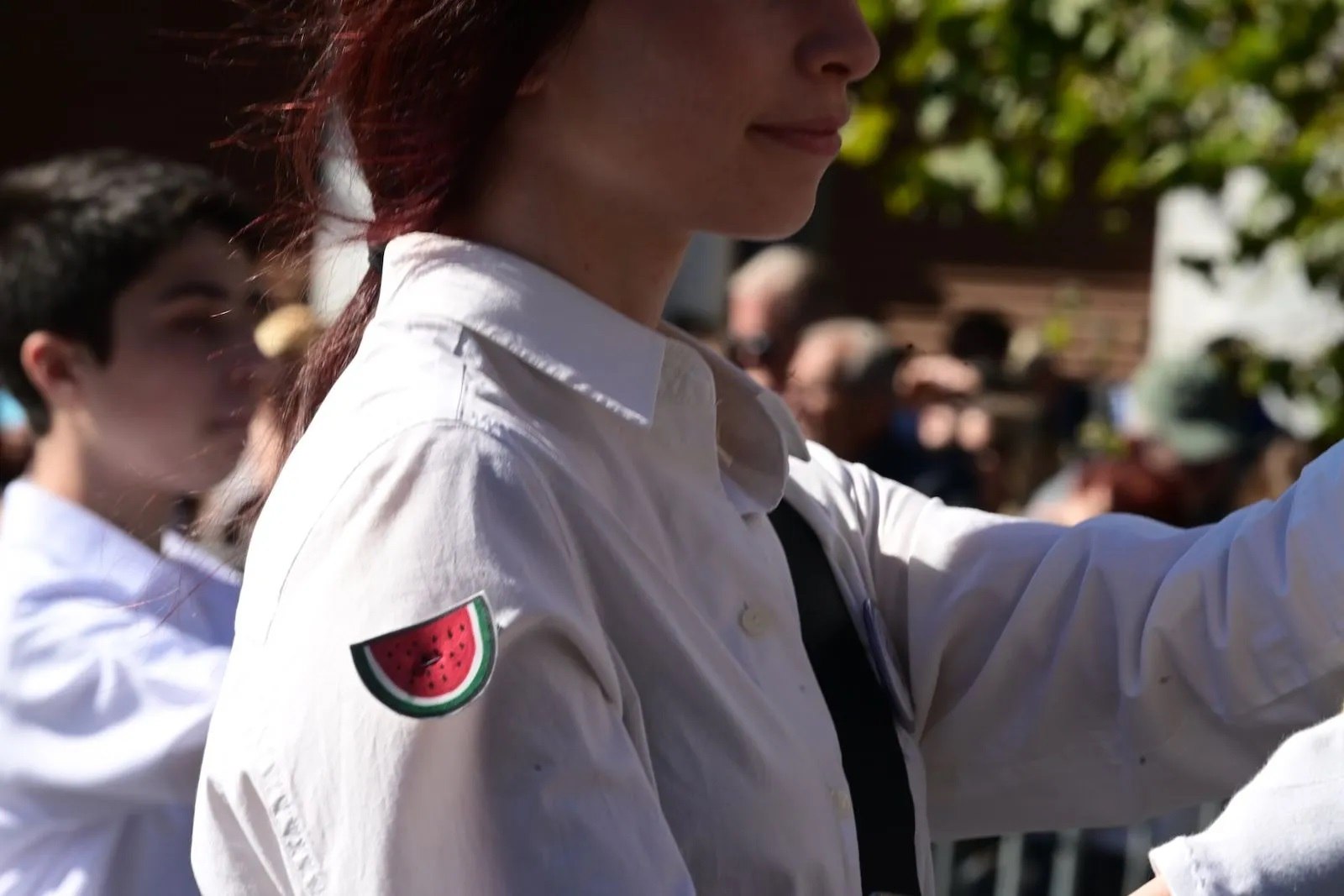 28η Οκτωβρίου: Το συγκινητικό μήνυμα σημαιοφόρου με το καρπούζι στο μανίκι