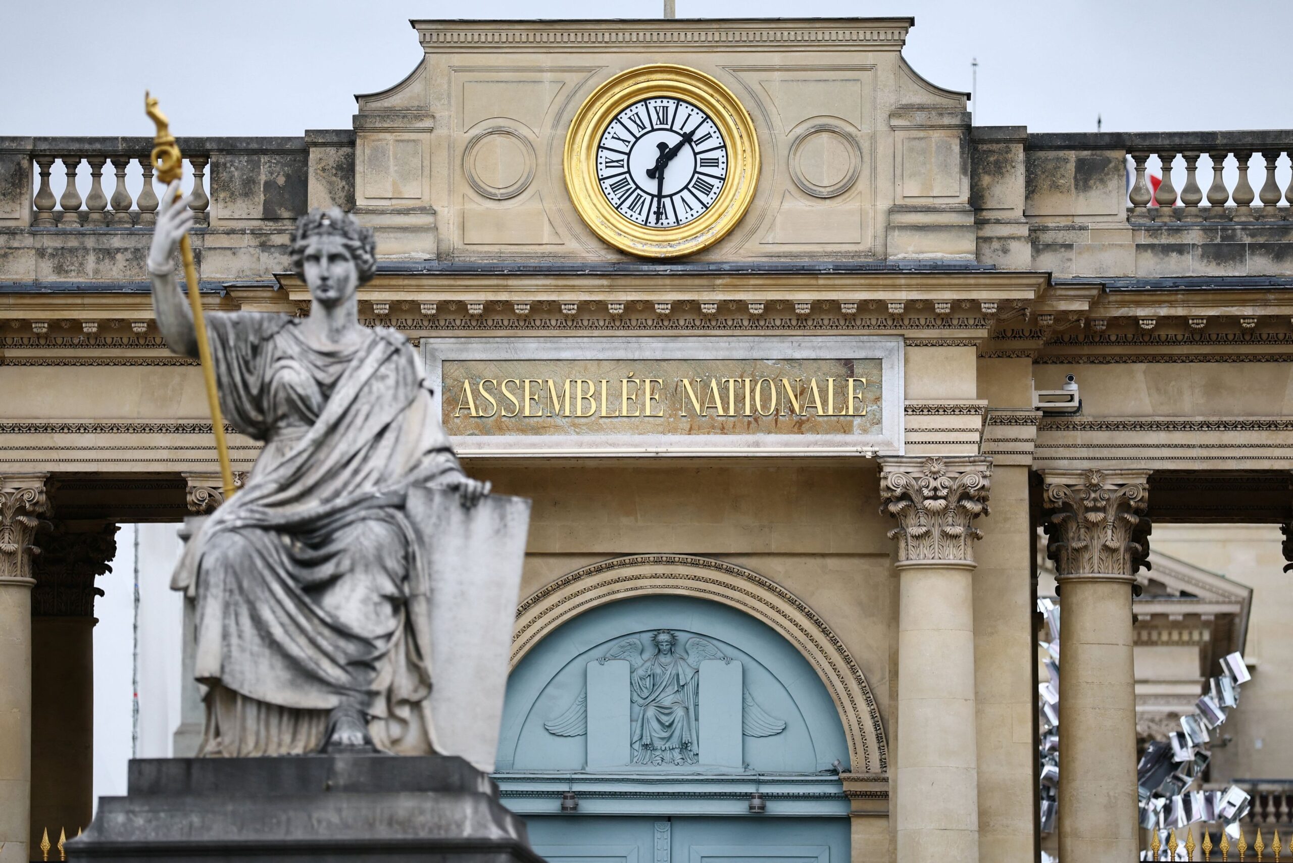 Γαλλία: Νέο αδιέξοδο στην πολιτική – Αντίθεση στην φορολόγηση των υπερπλουσίων από κυβέρνηση και ακροδεξιά