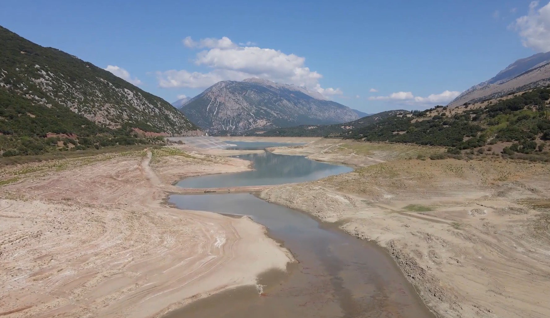 Λειψυδρία: Αυξάνονται οι ανησυχίες για τη δραματική συρρίκνωση του Μόρνου και το αποκαλυπτικό τοπίο της τεχνητής λίμνης