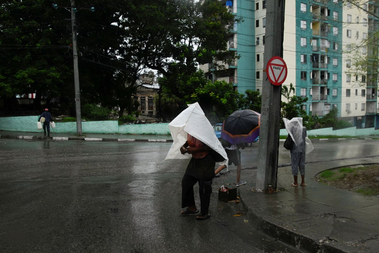 Συνεχίζεται η καταστροφική πορεία του τυφώνα Μελίσα, αναμένονται υπερβολικά ύψη βροχής