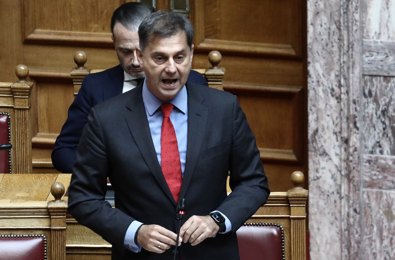 Χάρης Θεοχάρης: Επίθεση στα γραφεία του υφυπουργού με φωτιά στην είσοδο, καταγγέλλει η ΝΔ