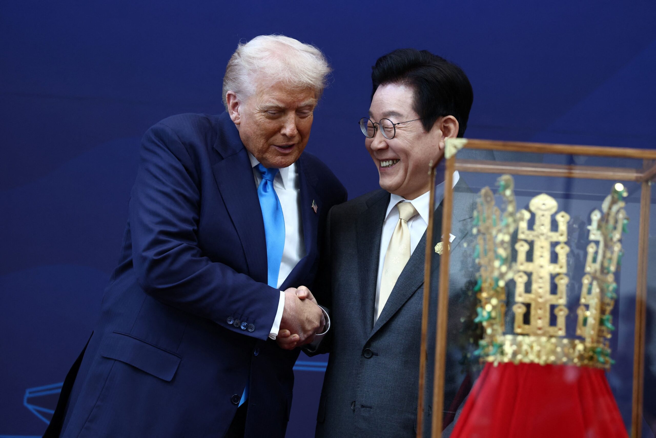 Νότια Κορέα: Ο Τραμπ ανακοίνωσε τη συμφωνία με επίκεντρο τη συνεργασία και την κολακεία