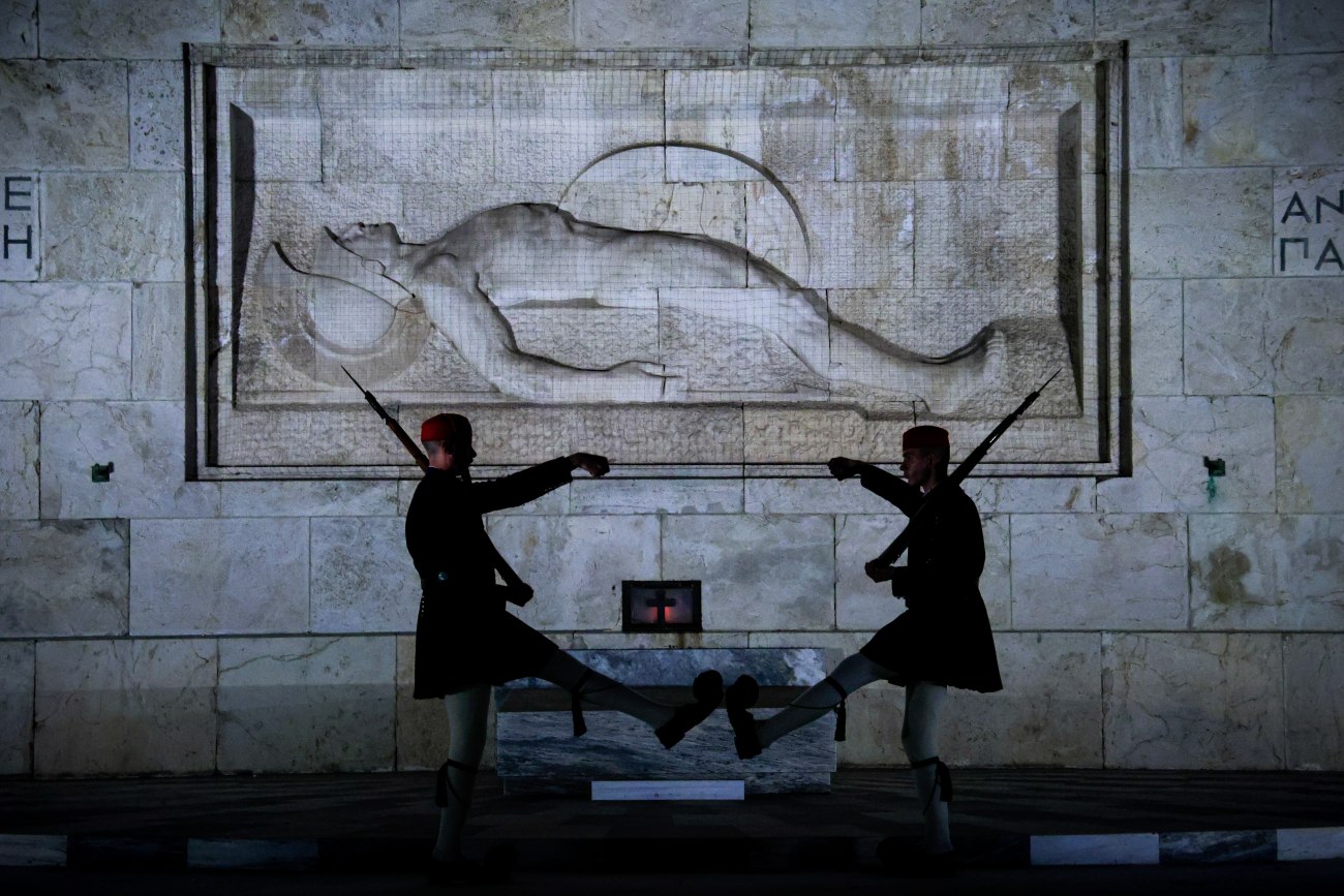 Κυβερνητική αντεπίθεση κατά του ΠΑΣΟΚ για την τροπολογία του Αγνώστου Στρατιώτη