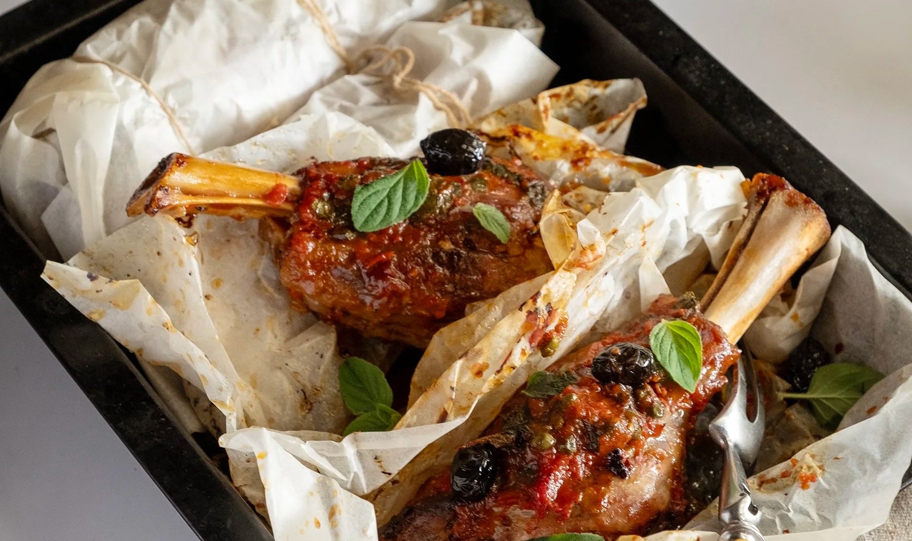 Αρνάκι κλέφτικο στη λαδόκολλα: Μια παραδοσιακή γεύση