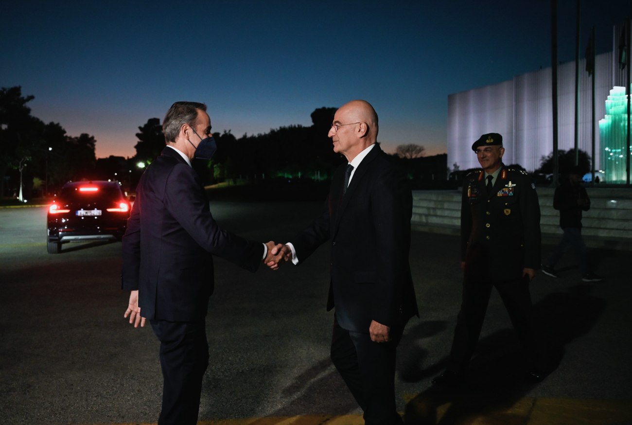 Κυριάκος Μητσοτάκης και Νίκος Δένδιας ενώνουν δυνάμεις στον Άγνωστο Στρατιώτη μέσω δημιουργικής ασάφειας