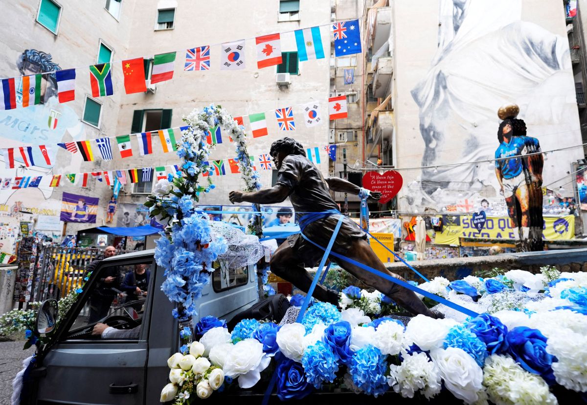 Η Νάπολι τιμά τη μνήμη του Μαραντόνα