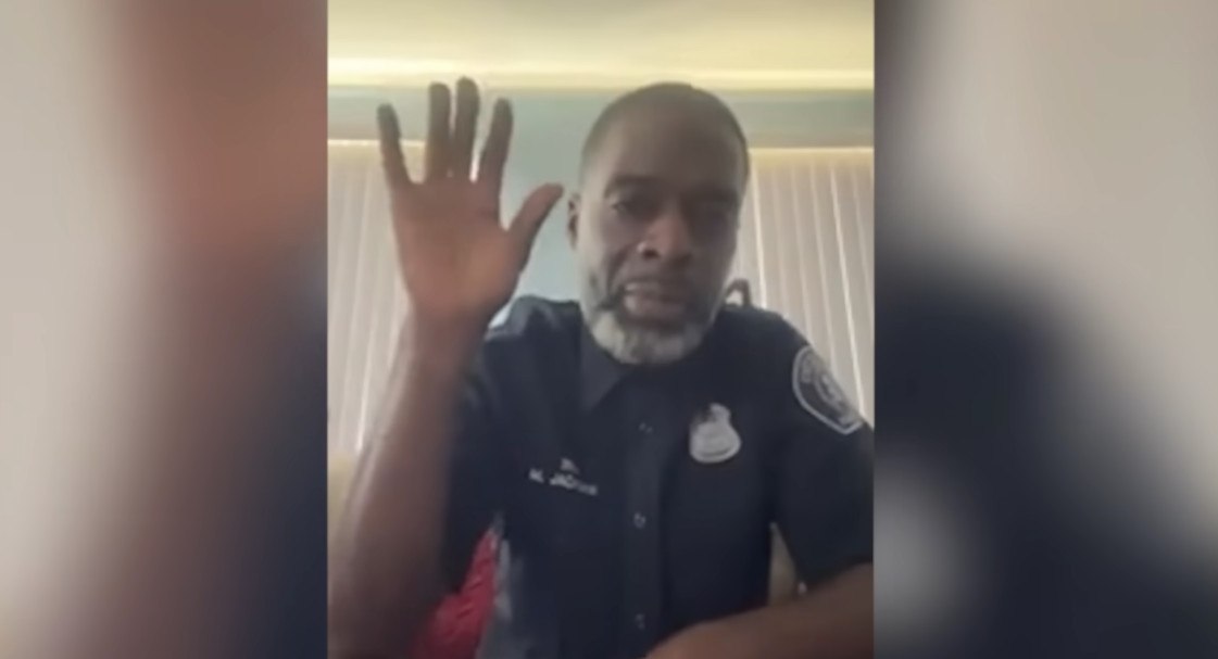 Αστυνομικός εμφανίζεται σε e-δικαστήριο με εσώρουχο αντί για παντελόνι