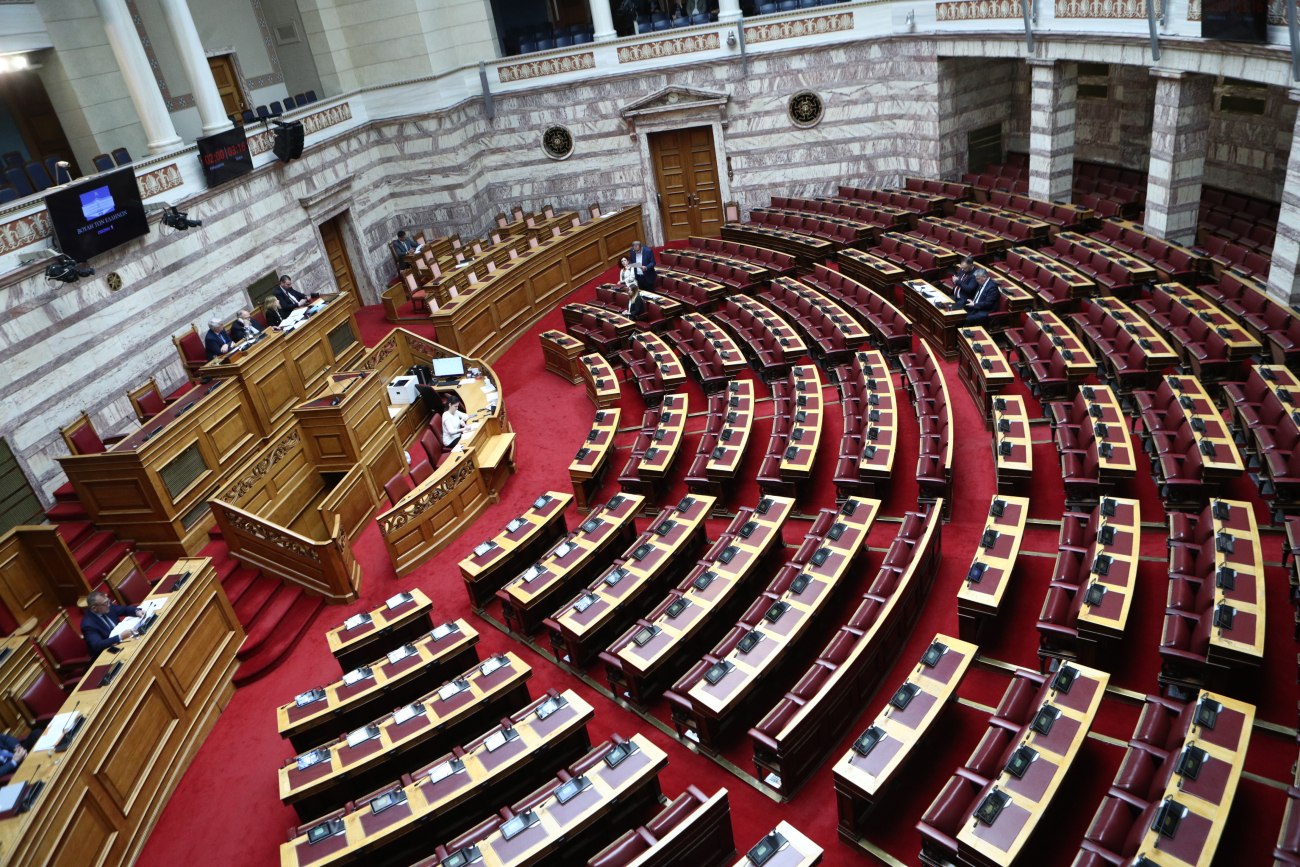 Αναστάτωση στη Βουλή για το κλείσιμο 204 καταστημάτων ΕΛΤΑ – Εσωκομματικές αντιδράσεις στην κυβέρνηση