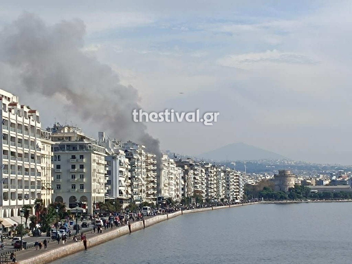 Φωτιά στη Θεσσαλονίκη: Κεντρικό κατάστημα εστίασης παραδίδεται στις φλόγες