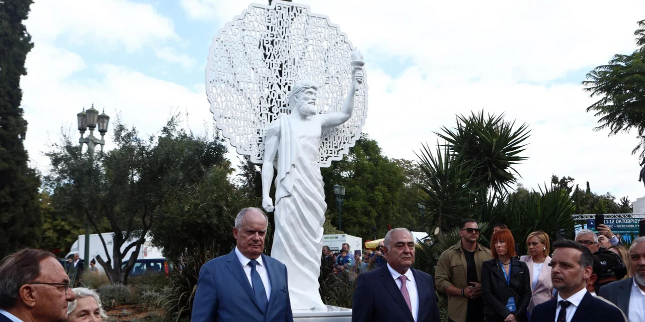 Σάλος με το άγαλμα του «Προμηθέα των Μικρομεσαίων» στα social media – «Η επιτομή κιτσαριού, ραγιαδισμού και νεοφιλελευθερισμού στο Π. Άρεως»